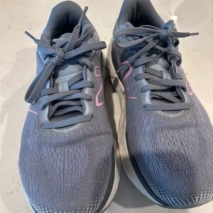 New Balance Women's Gray Sneakers with Pink Accents (9)